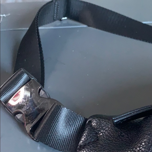 Guess Sidebag - Picture 2 of 3